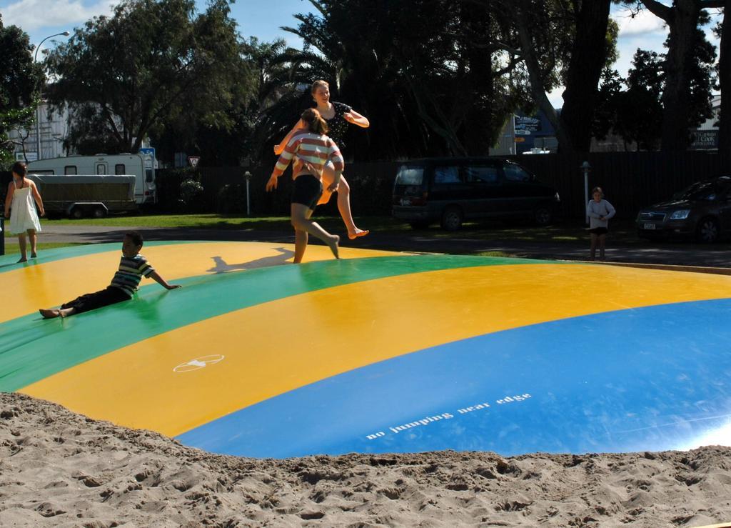 Waikanae Beach Top 10 Holiday Park Gisborne Exteriör bild