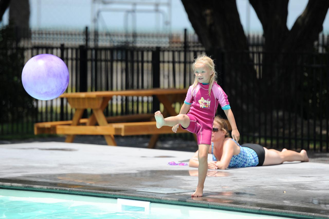 Waikanae Beach Top 10 Holiday Park Gisborne Exteriör bild